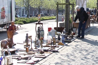 Bezoeker op de zondagse antiekmarkt in Tongeren.