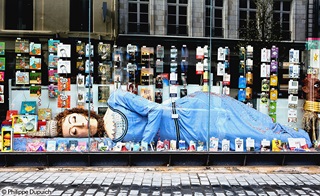 Vitrine exposant une géante couchée à la maison des géants à Ath