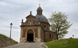 Bâtiment sur une colline