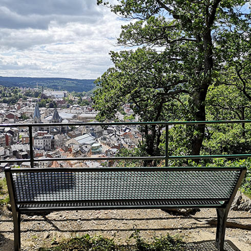 Een bank met panorama op Spa.