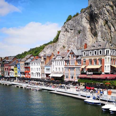 Les rives de la Meuse à Dinant un jour ensoleillé