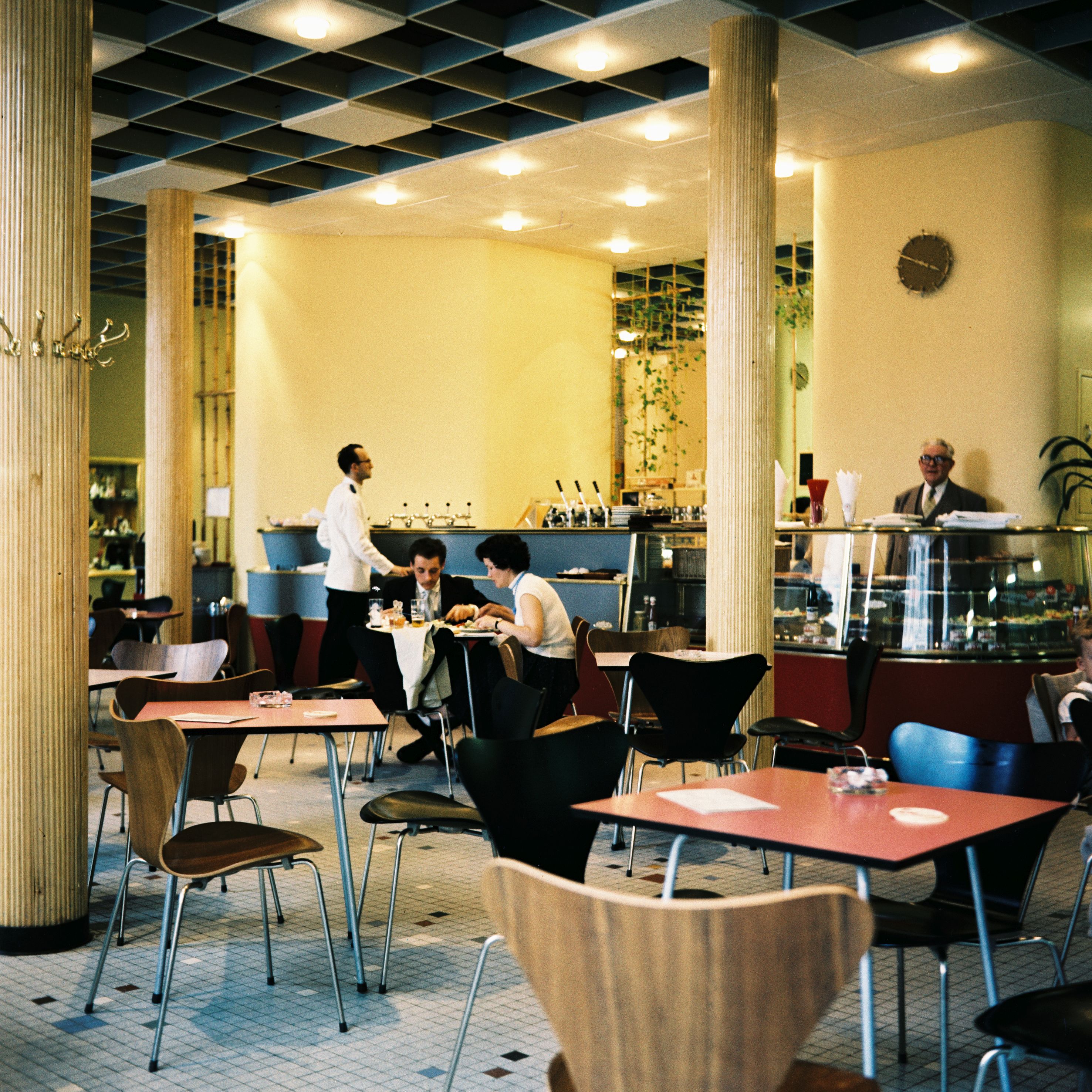 Das Bahnhofsrestaurant von Antwerpen-Centraal um 1960.